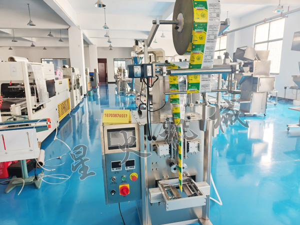 液體立式自動(dòng)包裝機(jī)實(shí)拍圖